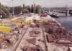 Magyarország, Budapest XIII., Népsziget, Ganz Hajó- és Darugyár, háttérben az Újpesti vasúti híd az Újpesti-öböl felett., 1984, Super8 Alapítvány, hajó, színes, nehézipar, vasúti híd, gyár, hajógyártás, Ganz-márka, 411 Z hajó, Budapest, Fortepan #25174