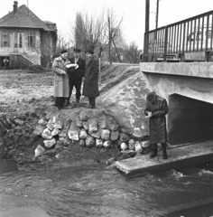 Magyarország, Budapest XVII., híd a Rákos-patak felett, háttérben a Szabadság sugárút 15. számú ház., 1963, FŐMTERV, Domonkos Endre, Budapest, Fortepan #251744