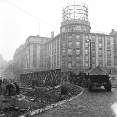 Magyarország, Budapest V.,Budapest VII., Astoria kereszteződés, az aluljáró építésénél felhasznált Zagyva híd terhelés próbája. Háttérben a Károly (Tanács) körút - Rákóczi út sarok, MTA lakóház., 1963, FŐMTERV, Domonkos Endre, Budapest, biztosító, Fortepan #251746