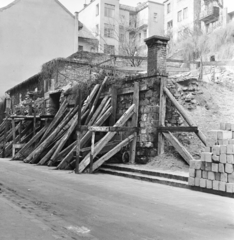 Magyarország, Budapest I., a Logodi utca 43-45. számú telek támfalának helyreállítása. Szemben fent a Korlát utca - Lovas út (Sziklai Sándor utca) sarkán álló ház látható., 1963, FŐMTERV, Domonkos Endre, Budapest, Fortepan #251752