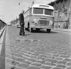 Magyarország, Budapest XX., Helsinki (Dózsa György) út Nagysándor József utca - Zilah utca közötti szakasza. Felfagyott, kikátyúsodott útszakasz felmérése., 1963, FŐMTERV, Domonkos Endre, Ikarus 31/311, Budapest, Fortepan #251767