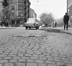 Magyarország, Budapest XII., Ugocsa utca, háttérben a Böszörményi út és a Királyhágó (Joliot-Curie) tér. Felfagyott, kikátyúsodott útszakasz felmérése., 1963, FŐMTERV, Domonkos Endre, Wartburg 311/312, rendszám, Budapest, Fortepan #251776