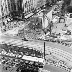 Magyarország, Budapest V.,Budapest VII.,Budapest VIII., Astoria kereszteződés a Rákóczi út felé nézve, metrólejáró és aluljáró építés. Balra az MTA lakóház, az alsó sarokban az aluljáró építésénél felhasznált Zagyva híd., 1963, FŐMTERV, Domonkos Endre, Budapest, Fortepan #251787