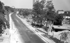 Magyarország, Budapest I., Hegyalja út az Erzsébet híd lehajtójának építésekor, a fák mögött a Rác Fürdő., 1963, FŐMTERV, Domonkos Endre, Budapest, Fortepan #251789