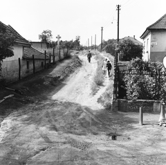 Magyarország, Budapest XXII., Háros utca, jobbra a Dévény utca (Dévényi út)., 1963, FŐMTERV, Domonkos Endre, Budapest, utcakép, földút, nyomóskút, Fortepan #251809