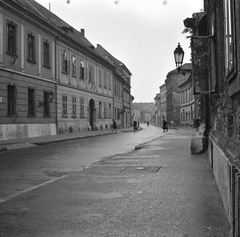 Magyarország, budai Vár, Budapest I., Úri utca a Szentháromság utca felé nézve, a felvétel a 48-50. számú ház előtt készült., 1963, FŐMTERV, Domonkos Endre, Budapest, Fortepan #251820