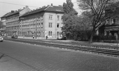 Magyarország, Budapest XIII., Váci út, a túloldalon balra az Elzett Fémlemezipari Művek (FLIM) Zár- és Lakatgyár, jobbra a Föveny utca., 1963, FŐMTERV, Domonkos Endre, Budapest, sínpálya, Fortepan #251831