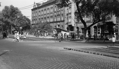 Magyarország, Budapest XIII., szemben a túloldalon balra Váci út 89., Általános iskola (később Károlyi Mihály Két Tanítási Nyelvű Közgazdasági Szakközépiskola)., 1963, FŐMTERV, Domonkos Endre, Budapest, villamosmegálló, Fortepan #251836