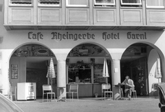 Svájc, Stein am Rhein, Schiffländi 5., Hotel Rheingerbe​., 1960, Fortepan, vendéglátás, felirat, napernyő, szálloda, eszpresszó, hűtőszekrény, boltív, Fortepan #25189