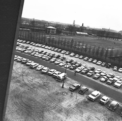 Magyarország, Népstadion, Budapest XIV., kilátás a Keleti pályaudvar és a Fiumei (Mező Imre) úti OTI székház tornya felé a Magyarország - Ausztria (2:1) mérkőzés idején, 1963. október 27-én., 1963, FŐMTERV, Domonkos Endre, Budapest, parkoló, Fortepan #251911