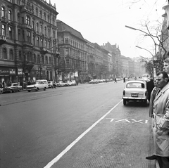 Magyarország, Budapest VII., Erzsébet (Lenin) körút, taxik várakozóhelye a Royal Szálló előtt. Szemben a Dob utca - Wesselényi utca közötti házsor látható., 1963, FŐMTERV, Domonkos Endre, Moszkvics 407, Opel Olympia Rekord, Budapest, Fortepan #251915