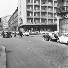 Magyarország, Budapest V., Petőfi tér, szemben az Apáczai Csere János utca, jobbra a Régi posta utca torkolata., 1963, FŐMTERV, Domonkos Endre, Trabant-márka, Volkswagen Bogár, Peugeot 404, Fiat 1300/1500, Budapest, Fortepan #251920