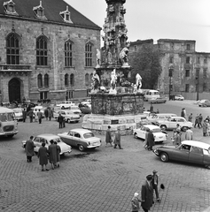 Magyarország, budai Vár, Budapest I., Szentháromság tér, Szentháromság-szobor, mögötte balra a BME Schönherz Zoltán Kollégiuma (az egykori Pénzügyminisztérium épülete)., 1963, FŐMTERV, Domonkos Endre, Citroen-márka, Trabant 500, Moszkvics 407, Wartburg 311/312, Citroen DS, Budapest, Fortepan #251922