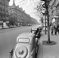 Magyarország, Budapest VII., Erzsébet (Lenin) körút, szemben a Dob utca - Király (Majakovszkij) utca közötti házsor látható., 1963, FŐMTERV, Domonkos Endre, Budapest, Volkswagen Bogár, Mercedes W111, Mercedes W110, Fortepan #251933