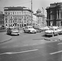 Magyarország, Budapest VII.,Budapest VIII., Blaha Lujza tér, szemben a Rákóczi út - Akácfa utca sarkán álló ház, jobbra a Nemzeti Színház látható., 1963, FŐMTERV, Domonkos Endre, Budapest, Fortepan #251949