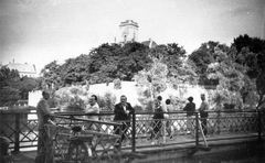 Hungary, Győr, a strandhoz vezető gyaloghíd a Rába folyó felett, jobbra a Püspökvár., 1958, Fortepan, bridge, walking bridge, Fortepan #25198