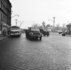 Magyarország, Budapest XIII.,Budapest XIV., a Róbert Károly körút a Hungária körút felé vezető vasúti átjáró előtt, a háttérben a Sikló a Vidámparkban. Jobbra a Vágány utca torkolata., 1963, FŐMTERV, Domonkos Endre, Ikarus-márka, Ikarus 66, Csepel D450, Humber Super Snipe, Budapest, autóbusz, Fortepan #252008