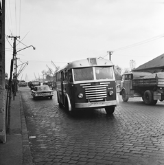 Magyarország, Budapest XIII., a Róbert Károly körút a Hungária körút felé vezető vasúti átjáró előtt., 1963, FŐMTERV, Domonkos Endre, Ikarus-márka, Ikarus 60, Budapest, Chevrolet Impala, Chevrolet-márka, autóbusz, Fortepan #252009