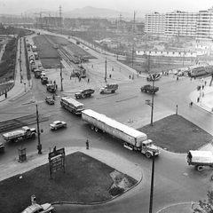 Magyarország, Budapest XIII., kilátás a Váci út 63-as számú házból az Árpád híd pesti hidfője felé. Előtérben a Váci út - Róbert károly körút kereszteződésénél, a Góliát-ot az óriásbálnát szállító hosszúplatós nyergesvontató., 1963, FŐMTERV, Domonkos Endre, Best of, Budapest, villamos, Fortepan #252012