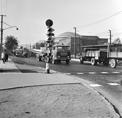 Magyarország, Budapest VIII.,Budapest XIV., Kerepesi út a Hungária körúti kereszteződésnél, a háttérben a metró és a gödöllői HÉV Hungária körúti, közös végállomása (később lebontásra került)., 1963, FŐMTERV, Domonkos Endre, Budapest, gyalogátkelő, Fortepan #252015