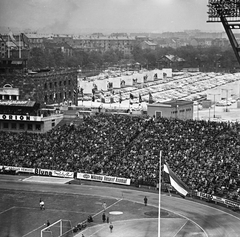 Magyarország, Népstadion, Budapest XIV., Magyarország - Ausztria (2:1) mérkőzés 1963. október 27-én. Háttérben a szoborkertben kialakított parkoló látható., 1963, FŐMTERV, Domonkos Endre, Budapest, Fortepan #252058