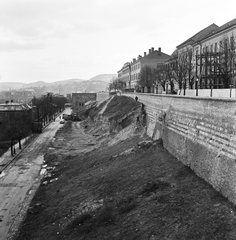 Magyarország, budai Vár, Budapest I., lent a Lovas út (Sziklai Sándor utca). Jobbra a Tóth Árpád sétány a Veli bej rondelláról az Esztergomi rondella felé nézve. Szemben a Hadtörténeti Múzeumhoz tartó vezető átépítése., 1963, FŐMTERV, Domonkos Endre, Budapest, Fortepan #252059