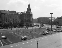 Magyarország, Budapest V.,Budapest VI., Erzsébet (Engels) tér, parkoló a MÁVAUT autóbusz-pályaudvar előtt. Szemben az Anker-ház a Deák Ferenc téren. Távolabb a Károly (Tanács) körút épületsora látható., 1965, FŐMTERV, Domonkos Endre, Budapest, Trabant-márka, parkoló, Fortepan #252084