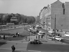 Magyarország, Budapest V., Bajcsy-Zsilinszky út a József Attila utcánál, balra az Erzsébet (Engels) téren a MÁVAUT autóbusz-pályaudvar., 1965, FŐMTERV, Domonkos Endre, rendőr, Budapest, Ikarus 66, Wartburg-márka, utcakép, Volkswagen Bogár, gyalogátkelő, Fortepan #252086