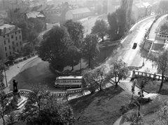 Magyarország, budai Vár,Halászbástya, Budapest I., kilátás Hunyadi János szobra és a Hunyadi János úti hajtűkanyar felé., 1965, FŐMTERV, Domonkos Endre, Budapest, szerpentin, madártávlat, szobor, autóbusz, Fortepan #252087