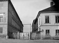 Magyarország, budai Vár, Budapest I., balra a Kapisztrán tér, jobbra a Nándor (Petermann bíró) utca, szemben az Országház utca ekkor lezárt szakasza., 1965, FŐMTERV, Domonkos Endre, Budapest, kapu, Fortepan #252089