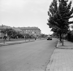 Magyarország, Budapest XIII., Fiastyúk (Thälmann) utca, balra a 47-49. szám alatti 2 sz. Általános Iskola (később Hegedűs Géza Általános Iskola), a Rokon utca sarkáról nézve., 1966, FŐMTERV, Domonkos Endre, Budapest, autóbusz, Fortepan #252119