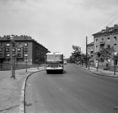 Magyarország, Budapest XIII., Fiastyúk (Thälmann) utcai lakótelep, Fiastyúk (Thälmann) utca a Béke utca - Esküvő köz közötti szakaszon., 1966, FŐMTERV, Domonkos Endre, Budapest, autóbusz, Fortepan #252121