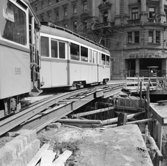 Magyarország, Budapest VII., a Nagykörút - Rákóczi út kereszteződés a Blaha Lujza téri aluljáró építkezése, szemben az Erzsébet (Lenin) körút - Rákóczi út sarkon a Csemege Áruház / éjjel-nappal közért épülete., 1966, FŐMTERV, Domonkos Endre, Budapest, Fortepan #252128