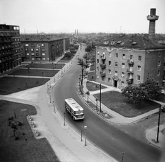 Magyarország, Budapest XIII., Fiastyúk (Thälmann) utcai lakótelep, rálátás a Béke utca sarkán lévő házból a Fiastyúk (Thälmann) utcára., 1966, FŐMTERV, Domonkos Endre, Budapest, autóbusz, Fortepan #252130