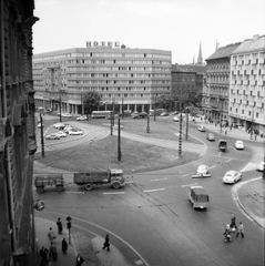 Magyarország, Budapest VIII.,Budapest VII., Baross tér, szemben a Rákóczi út és a Rottenbiller utca között a Szabadság Szálloda., 1966, FŐMTERV, Domonkos Endre, Budapest, Fortepan #252152