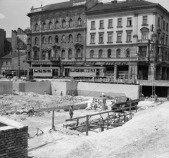 Magyarország, Budapest VII.,Budapest VIII., Blaha Lujza téri aluljáró építkezése a Rákóczi út - Nagykörút kereszteződésénél, a sarkon az EMKE ház., 1966, FŐMTERV, Domonkos Endre, Budapest, Fortepan #252153