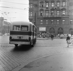 Magyarország, Budapest VIII., Baross tér, balra a háttérben a Keleti pélyaudvar, jobbra a Fiumei (Mező Imre) út., 1966, FŐMTERV, Domonkos Endre, Budapest, MÁVAG Tr5, Ikarus ITC 600, Fortepan #252154