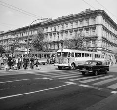 Magyarország, Budapest VIII., Baross utca a József körúti kereszteződésnél., 1966, FŐMTERV, Domonkos Endre, Ikarus-márka, trolibusz, Ikarus 60T csuklós, Budapest, Fortepan #252155