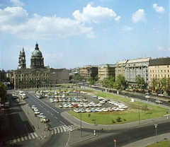 Magyarország, Budapest V.,Budapest VI., Erzsébet (Engels) tér, parkoló a MÁVAUT autóbusz-pályaudvar előtt, jobbra a Bajcsy-Zsilinszky út., 1966, FŐMTERV, Domonkos Endre, Budapest, Fortepan #252191