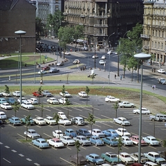 Magyarország, Budapest V.,Budapest VI., rálátás az Erzsébet (Engels) téri parkolóra, távolabb a József Attila utca - Bajcsy-Zsilinszky út - Andrássy út (Népköztársaság útja) kereszteződés., 1966, FŐMTERV, Domonkos Endre, Budapest, Fortepan #252192