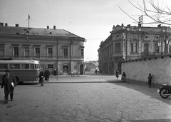 Magyarország, Székesfehérvár, Fő (Március 15.) utca, a felvétel a Velence (előtte és később Magyar Király) szálló előtti parkolóban készült., 1960, UVATERV, autóbusz, Ikarus 31/311, motorkerékpár, kerékpár, Fortepan #2522