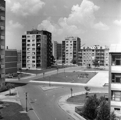 Magyarország, Budapest IX., József Attila lakótelep, Hurok utca, jobbra a Hámán Kató Általános Iskola (később Kőrösi Csoma Sándor Kéttannyelvű Általános Iskola) részlete. Szemben az Ifjúmunkás utca melletti házak láthatók., 1966, FŐMTERV, Domonkos Endre, Budapest, Fortepan #252214