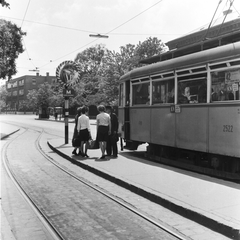 Magyarország, Budapest IX., Nagyvárad tér, villamos-vágállomás a Szent István Kórház előtt. A felvétel bal szélén az Albert Flórián (Gyáli) út - Vágóhíd utca sarkán álló épület látszik., 1966, FŐMTERV, Domonkos Endre, Budapest, Fortepan #252215