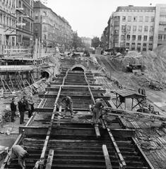 Magyarország, Budapest VIII., a József körút a Blaha Lujza térnél, az aluljáró építése és a körúti főgyűjtőcsatorna átépítése idején., 1966, FŐMTERV, Domonkos Endre, Budapest, Fortepan #252217