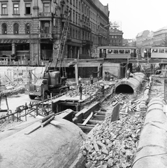 Magyarország, Budapest VII.,Budapest VIII., Nagykörút - Rákóczi út kereszteződés a Blaha Lujza téri aluljáró építkezése és a körúti főgyűjtőcsatorna átépítése., 1966, FŐMTERV, Domonkos Endre, Budapest, építkezés, villamos, autódaru, Michigan TLDT-20, Fortepan #252221