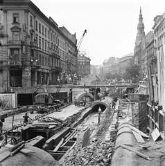 Magyarország, Budapest VII.,Budapest VIII., Nagykörút - Rákóczi út kereszteződés a Blaha Lujza téri aluljáró építkezése és a körúti főgyűjtőcsatorna átépítése., 1966, FŐMTERV, Domonkos Endre, Budapest, építkezés, autódaru, Michigan TLDT-20, Fortepan #252223