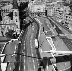 Magyarország, Budapest V., rálátás a Március 15. térre az Erzsébet híd kapuzatáról, balra a Belvárosi templom., 1966, FŐMTERV, Domonkos Endre, Budapest, utcakép, felülnézet, autóbusz, templom, Fortepan #252226