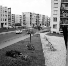 Magyarország, Budapest IX., József Attila lakótelep, az Epreserdő utca Napfény utca felé vezető szakasza, középen a Távíró utca 25. számú ház., 1966, FŐMTERV, Domonkos Endre, Budapest, lakótelep, pad, Fortepan #252234