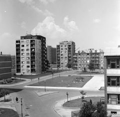 Magyarország, Budapest IX., József Attila lakótelep, Hurok utca, jobbra a Hámán Kató Általános Iskola (később Kőrösi Csoma Sándor Kéttannyelvű Általános Iskola) részlete. Szemben az Ifjúmunkás utca melletti házak láthatók., 1966, FŐMTERV, Domonkos Endre, Budapest, Fortepan #252238