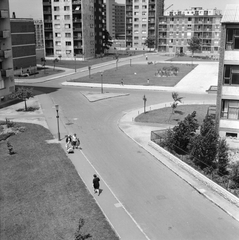 Magyarország, Budapest IX., József Attila lakótelep, Hurok utca, jobbra a Hámán Kató Általános Iskola (később Kőrösi Csoma Sándor Kéttannyelvű Általános Iskola) részlete. Szemben az Ifjúmunkás utca melletti házak láthatók., 1966, FŐMTERV, Domonkos Endre, Budapest, Fortepan #252239